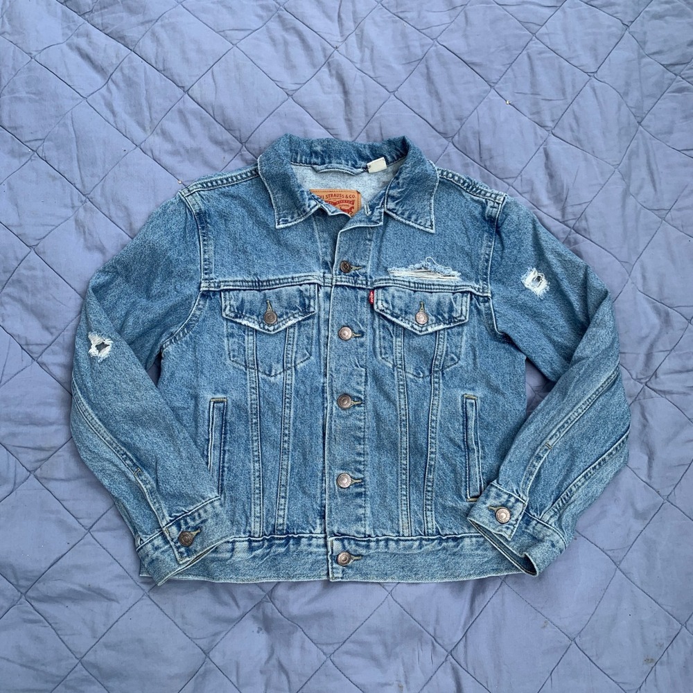 Levi's distressed denim trucker jacket in light wash -size small petite / womens